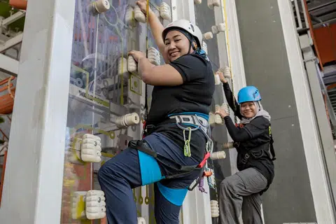 PUPUK KEYAKINAN: (Dari kiri) Pensyarah Politeknik Republic (RP) bagi program Diploma dalam Pembelajaran Kembara dan Luar Darjah (DOAL), Cik Aslamiah Halim dan pegawai keselamatan dan latihan (TSO) yang juga bekas pelajar RP, Cik Adibah Farhanah Ramli, mahu peserta berkeperluan khas atau kurang upaya melakukan kegiatan di pusat pembelajaran, Xperiential Learning Centre (XLC) yang sama mencabar dengan yang dilakukan masyarakat umum. 