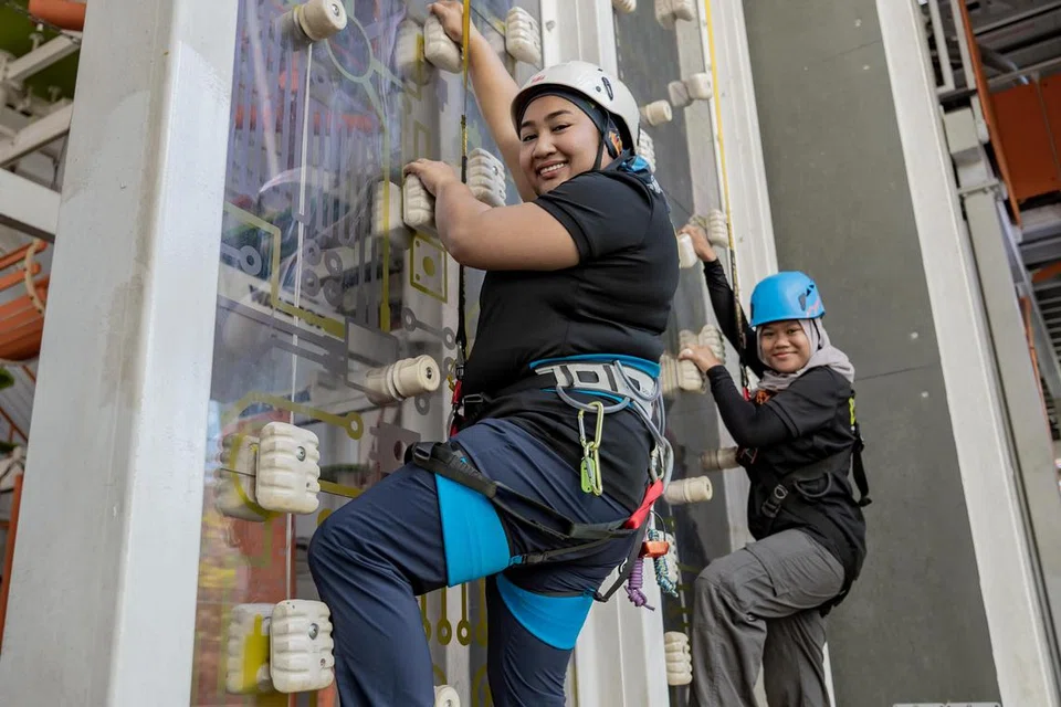 PUPUK KEYAKINAN: (Dari kiri) Pensyarah Politeknik Republic (RP) bagi program Diploma dalam Pembelajaran Kembara dan Luar Darjah (DOAL), Cik Aslamiah Halim dan pegawai keselamatan dan latihan (TSO) yang juga bekas pelajar RP, Cik Adibah Farhanah Ramli, mahu peserta berkeperluan khas atau kurang upaya melakukan kegiatan di pusat pembelajaran, Xperiential Learning Centre (XLC) yang sama mencabar dengan yang dilakukan masyarakat umum. 