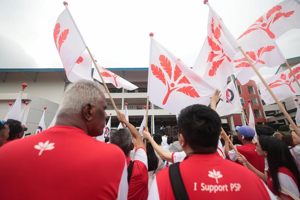 Penyokong Parti Kemajuan Singapura (PSP) kibarkan bendera parti semasa Hari Penamaan Calon. (Gambar sisipan) Pengerusi Parti Kemajuan Singapura (PSP), Encik Abas Kasmani. PSP akan tubuhkan akademi bagi melatih sukarelawan, anggota dan calon baru yang bertanding dalam Pilihan Raya Umum (GE).