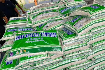 BEKALAN MERUNCING: Pengilang didakwa memanipulasi bekalan beras tempatan dengan menukar kepada kampit beras import bagi mengaut untuk berlebihan ketika peningkatan harga beras import berikutan sekatan eksport dari negara pengeluar.
