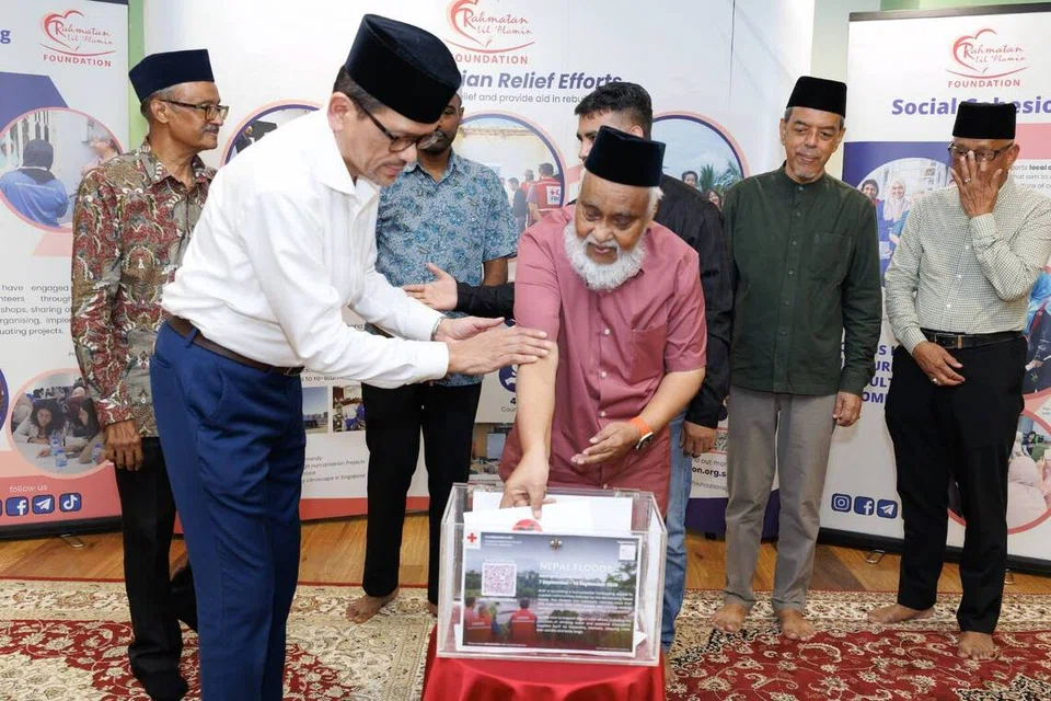Encik Syed Mohamed, Pengarah Royal Kings Group (empat dari kiri) menyumbang kepada kempen Yayasan Rahmatan Lil Alamin (RLAF) sambil disaksikan Ketua Pegawai Eksekutif (CEO) RLAF, Encik Adnan Abdul Hamid (dua dari kiri) dan Anggota Parlimen (AP) GRC West Coast–Jurong West, Dr Hamid Razak (tiga dari kiri).