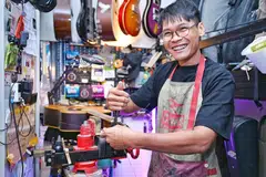 Jejaka berusia 28 tahun, Encik Muhammad Hazieq Muhammad Nizam, memilih untuk menghasilkan gitar elektrik dengan menggunakan kayu-kayan khususnya daripada pokok warisan Singapura.