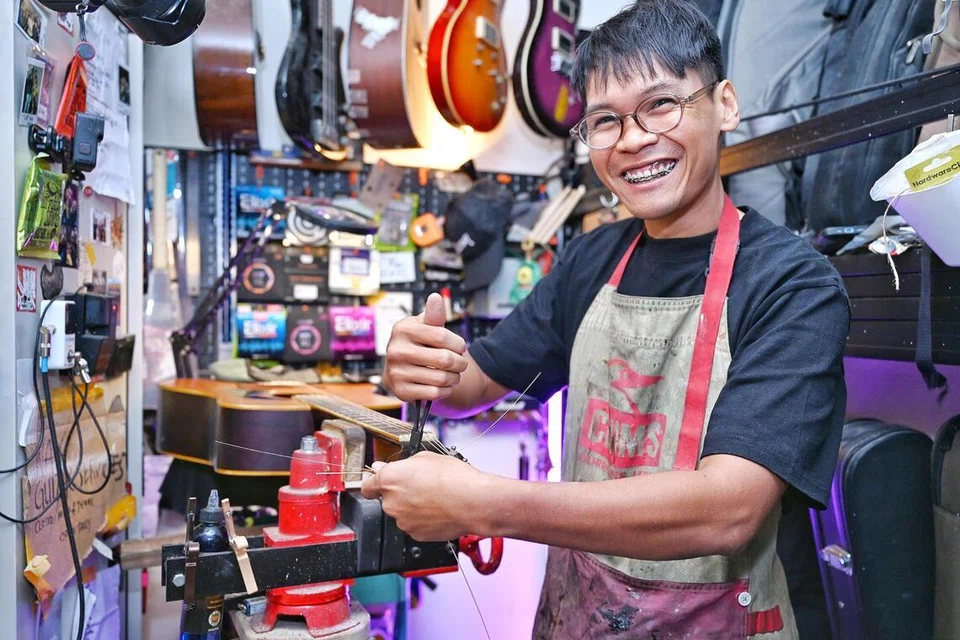 Jejaka berusia 28 tahun, Encik Muhammad Hazieq Muhammad Nizam,  memilih untuk menghasilkan gitar elektrik dengan menggunakan kayu-kayu khususnya daripada pokok warisan Singapura.