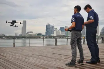 Dron, yang akan diterbangkan di atas air oleh ahli Pasukan Respons Udara, dilengkapi dengan sensor yang boleh mengesan pergerakan di darat.