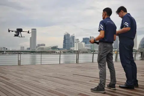Dron, yang akan diterbangkan di atas air oleh ahli Pasukan Respons Udara, dilengkapi dengan sensor yang boleh mengesan pergerakan di darat.
