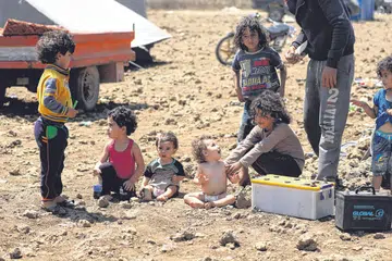 TAK PERNAH KENAL KEAMANAN: Kanak-kanak Syria berhadapan dengan maut, kecederaan serius, terusir, seperti kanak-kanak dari Deraa ini yang terpaksa mencari perlindungan di Bukit Golan yang diduduki Israel - Foto REUTERS