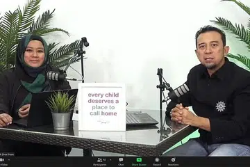 KONGSI PENGETAHUAN: (Dari kiri) Kakitangan yang bertugas di Sinar Ihsan, Cik Fadillah Md Razali, dan Pengurus Unit Komunikasi Korporat dan Pensumberan Persatuan Muhammadiyah, Encik Mohamad Eznillah Razali, mengadakan sesi perkongsian tentang keluarga titipan bersama hampir 50 karyawan secara online. - FOTO SINAR IHSAN