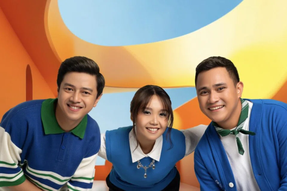 Kumpulan anak muda Indonesia, HIVI!, yang terdiri daripada (dari kiri) Febrian Nindyo, Neida Aleida dan Ilham Aditama, berbesar hati dapat menyanyikan lagu ciptaan raja lagu romantis Indonesia, Yovie Widianto, ‘Semenjak Ada Dirimu’.