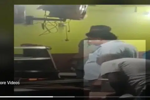 Gambar menunjukkan seorang tukang masak meludah ke dalam makanan yang dikaitkan dengan agama.
