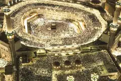 Ramai umat Islam yang menunaikan ibadah umrah merebut peluang beribadah pada malam-malam terakhir bagi merebut keberkatan bulan suci seperti yang dirakam di Masjidil Haram pada malam ke-21 Ramadan.