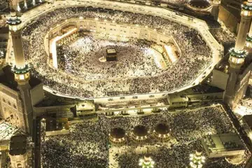 Ramai umat Islam yang menunaikan ibadah umrah merebut peluang beribadah pada malam-malam terakhir bagi merebut keberkatan bulan suci seperti yang dirakam di Masjidil Haram pada malam ke-21 Ramadan.