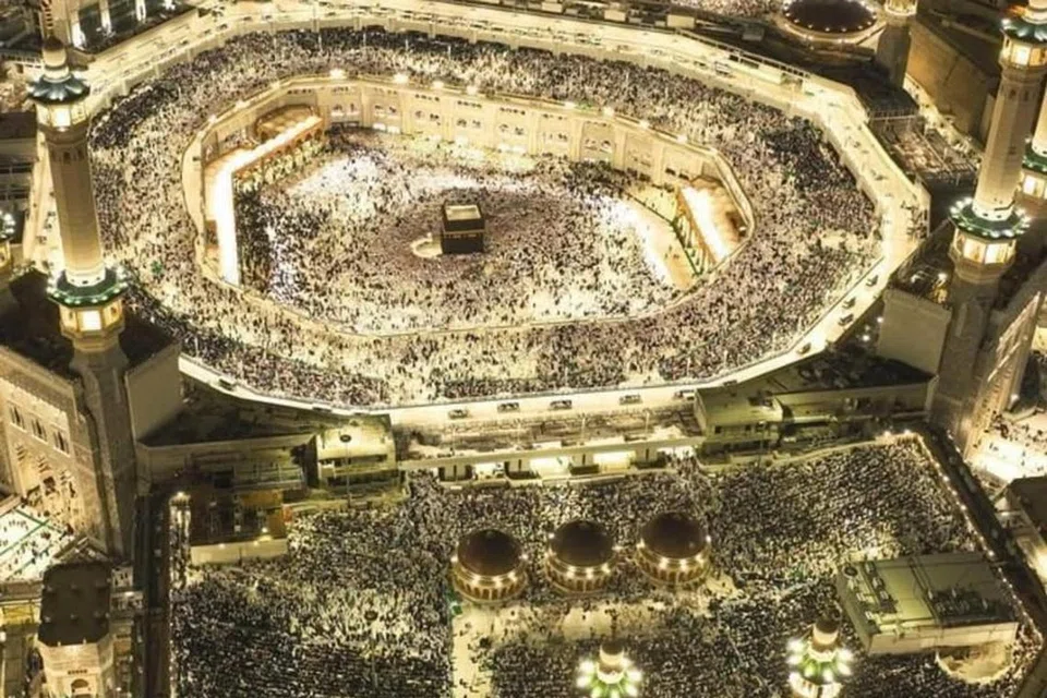 Ramai umat Islam yang menunaikan ibadah umrah merebut peluang beribadah pada malam-malam terakhir bagi merebut keberkatan bulan suci seperti yang dirakam di Masjidil Haram pada malam ke-21 Ramadan.