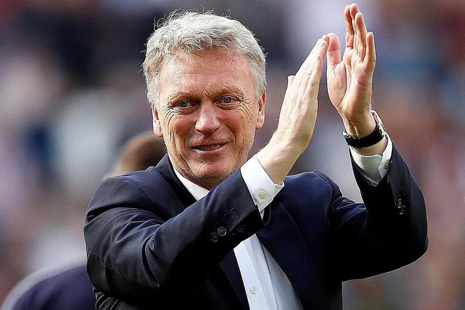 PENUH KEYAKINAN: Pengurus West Ham buat kali kedua, David Moyes membalas tepukan peminat semasa perlawanan pertama. - Foto REUTERS