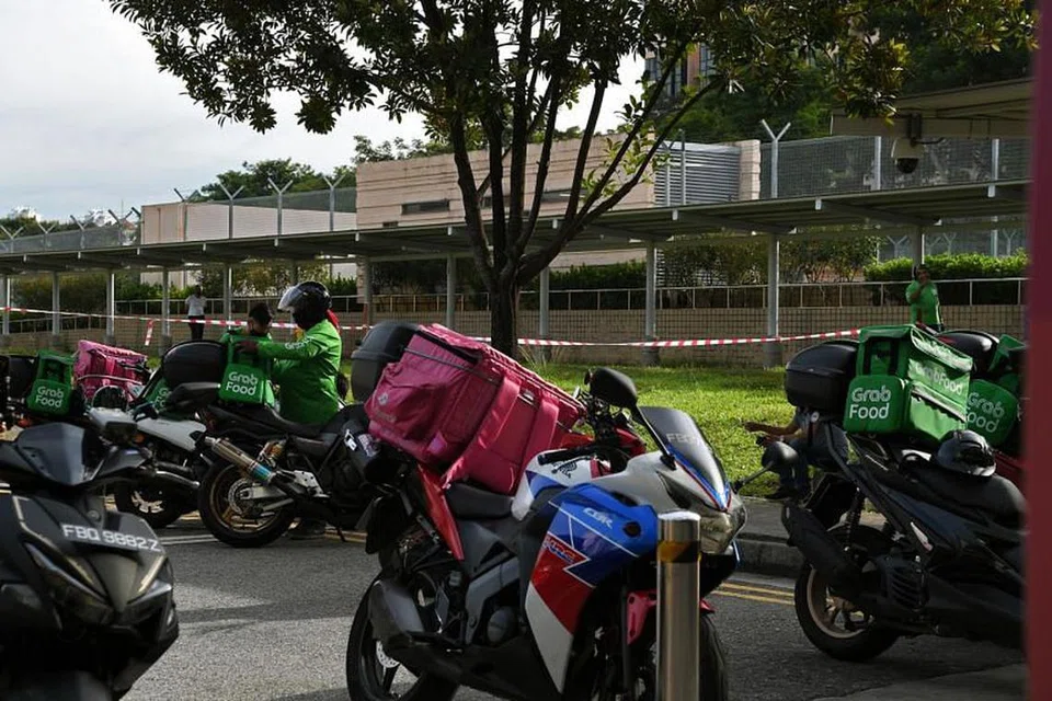 Pekerja penghantaran kekurangan perlindungan pekerjaan asas yang dimiliki kebanyakan pekerja lain. - Foto fail