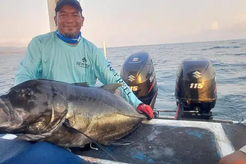 Encik Nazri Mahat bergambar dengan ikan ‘trevally’ gergasi atau ‘giant trevally’ di Sumbawa, Indonesia.