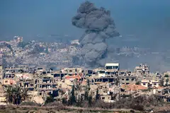 Kepulan asap kelihatan di Jaluran Gaza di tengah-tengah bangunan yang musnah pada 13 Januari ekoran pertempuran berterusan antara Israel dengan Hamas.