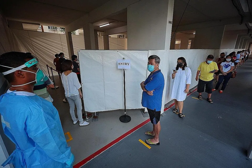 LANGKAH BERJAGA-JAGA: Pada Isnin lalu, semua penduduk di dua blok perumahan HDB di Hougang Avenue 8 - Blok 501 dan 507 - diminta menjalani ujian mandatori bagi Covid-19 selepas cebisan virus itu dikesan dalam sampel air sisa yang diambil dari blok-blok tersebut. - Foto BH oleh JASON QUAH