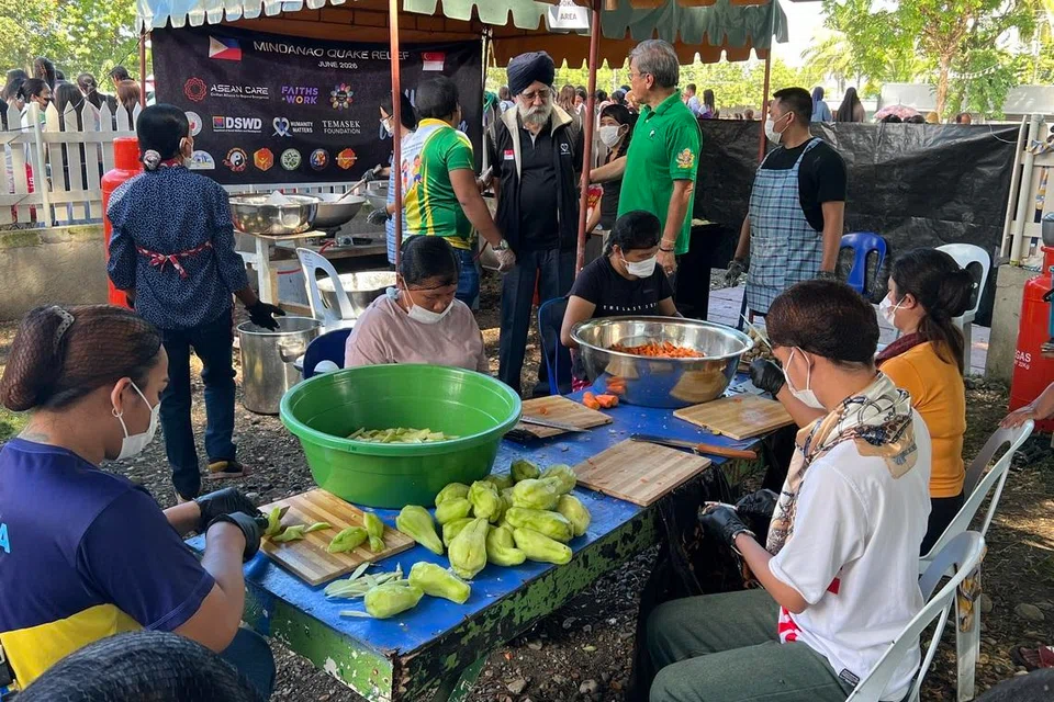 Timbalan Pengerusi Humanity Matters, Encik Gurmit Singh, melawat sebuah dapur pusat masyarakat yang telah ditubuhkan untuk menyediakan dan mengagihkan makanan segar yang telah dimasak kepada mereka yang kehilangan tempat tinggal di pusat pemindahan. 