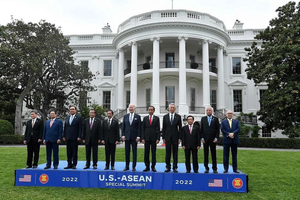 ERAT KERJASAMA: Presiden Amerika Syarikat, Encik Joe Biden (tengah) dan para pemimpin Asean bergambar bersama di luar Rumah Putih di Washington, DC, pada 12 Mei 2022. - Foto AFP