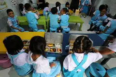 Pelajar-pelajar Indonesia menikmati makanan percuma di sebuah sekolah di Keutapang, Aceh Besar, Indonesia, pada 29 September 2025. Program makanan berkhasiat percuma pemerintah diteruskan walaupun terdapat laporan kes keracunan makanan di beberapa kawasan di negara itu. Agensi Gizi Nasional Indonesia (BGN) menyatakan sebanyak 4,711 kes keracunan yang dikaitkan dengan makanan tengah hari sekolah telah direkodkan antara Januari hingga 22 September 2025, kebanyakannya di Pulau Jawa