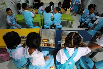 Pelajar-pelajar Indonesia menikmati makanan percuma di sebuah sekolah di Keutapang, Aceh Besar, Indonesia, pada 29 September 2025. Program makanan berkhasiat percuma pemerintah diteruskan walaupun terdapat laporan kes keracunan makanan di beberapa kawasan di negara itu. Agensi Gizi Nasional Indonesia (BGN) menyatakan sebanyak 4,711 kes keracunan yang dikaitkan dengan makanan tengah hari sekolah telah direkodkan antara Januari hingga 22 September 2025, kebanyakannya di Pulau Jawa