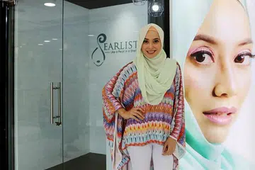 NURA J: Pemilik salun Pearlista yang mempunyai tiga cawangan. Beliau merupakan ejen PropNex Reality. - Foto fail 2017