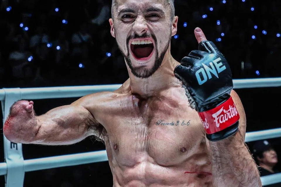 Meskipun tangan kanannya cacat berbanding tangan kiri, atlet Muay Thai dari Canada, Jake Peacock, tidak pernah menjadikan kekurangannya sebagai hambatan untuk mengecap kejayaan.