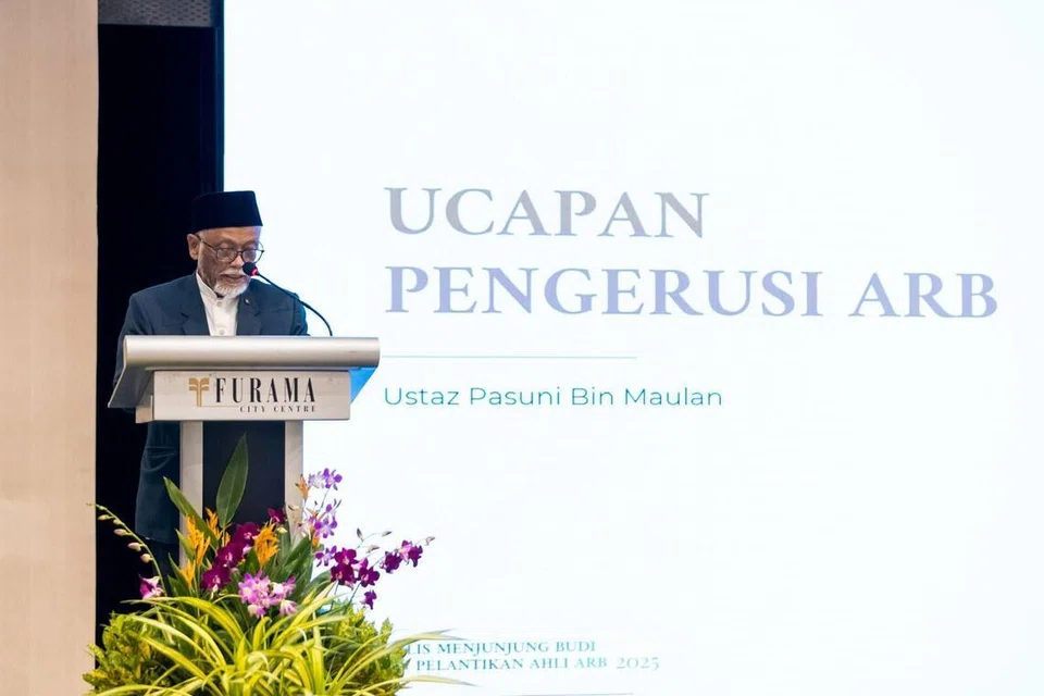 Ustaz Pasuni Maulan menyampaikan ucapan semasa Majlis Penghargaan & Pelantikan Lembaga Pengiktirafan Asatizah 2025.