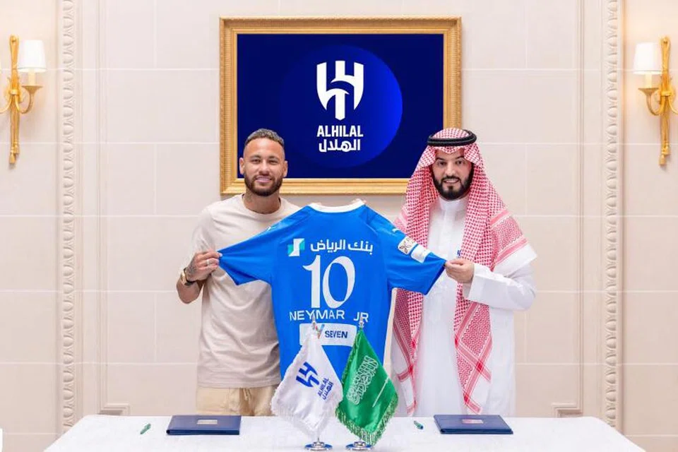 UJI DIRI: Neymar (kiri) bergambar dengan pengerusi Al-Hilal, Fahad bin Saad, selepas menyertai kelab Liga Pro Saudi itu dari Paris Saint-Germain. 