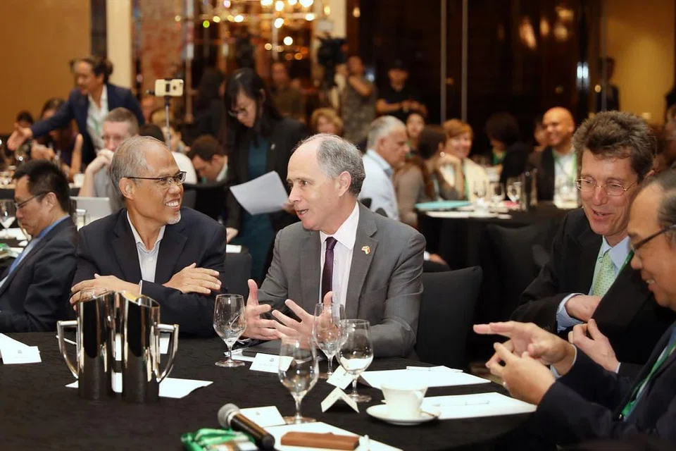 JADI LEBIH MAMPAN: Encik Masagos Zulkifli Masagos Mohamad (kiri) berbincang dengan Encik Scott Wightman, Pesuruhjaya Tingggi Britain ke Singapura, sewaktu forum di Hotel The St Regis Singapore semalam. - Foto BH oleh GAVIN FOO