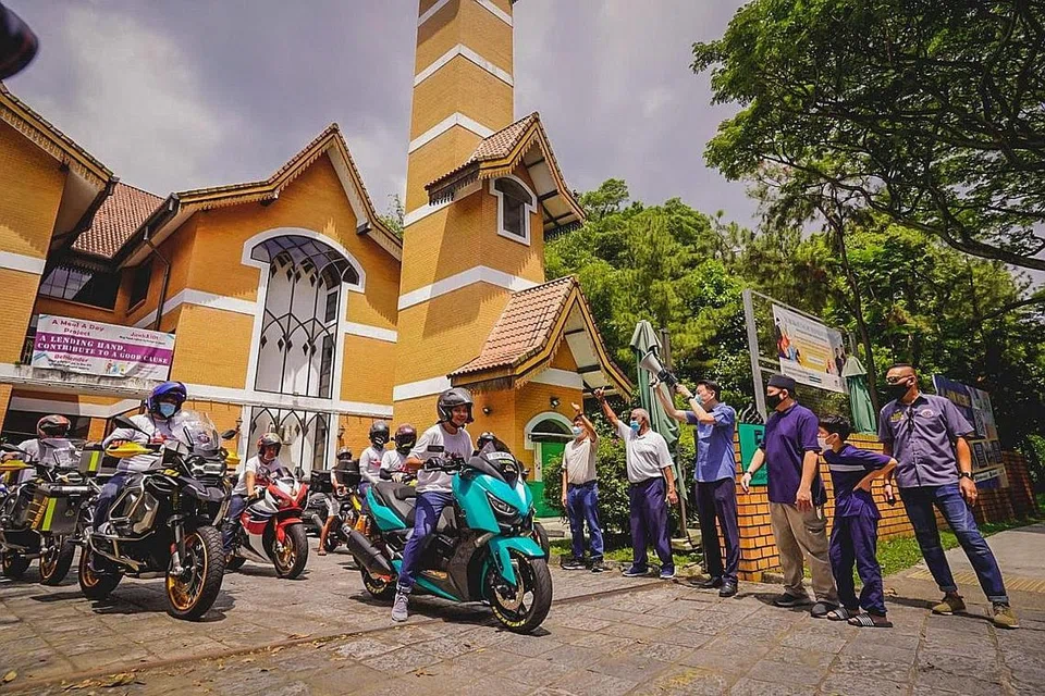 MENUNGGANG MOTOSIKAL BUAT AMAL: AP Radin Mas, Encik Melvin Yong (empat dari kanan) di tapak permulaan Masjid Al-Amin yang menyaksikan seramai 500 keluarga kurang bernasib baik menerima hamper makanan yang diagihkan oleh kumpulan- kumpulan penunggang motosikal. - Foto BH oleh NUR DIYANA TAHA