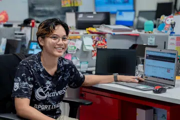 HARUS IMBANG MASA: Farhanah Ruhaizat bekerja sebagai pegawai perhubungan tetamu di Pusat Sukan Bedok ActiveSG.