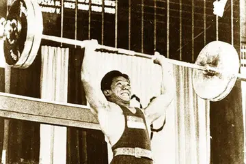 Tan Howe Liang memenangi pingat perak dalam acara angkat berat kelas ‘lightweight’ dalam Sukan Olimpik di Rome pada 1960.