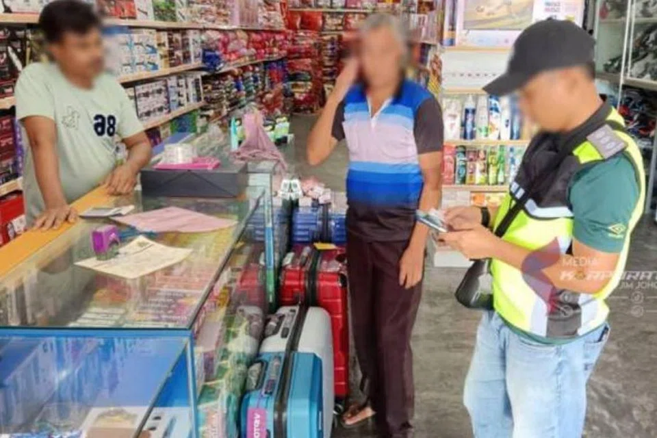 Premis perniagaan di Johor Bahru dan Muar diserbu Jabatan Imigresen pada 8 November, membawa kepada penahanan 16 pendatang asing.