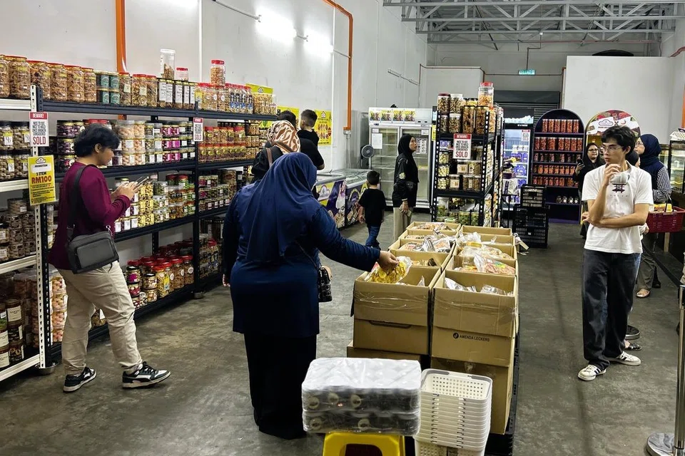 Kepelbagaian pilihan kuih Raya dan harga yang jauh lebih murah merupakan antara faktor yang mendorong warga Singapura berkunjung ke Johor Bahru.