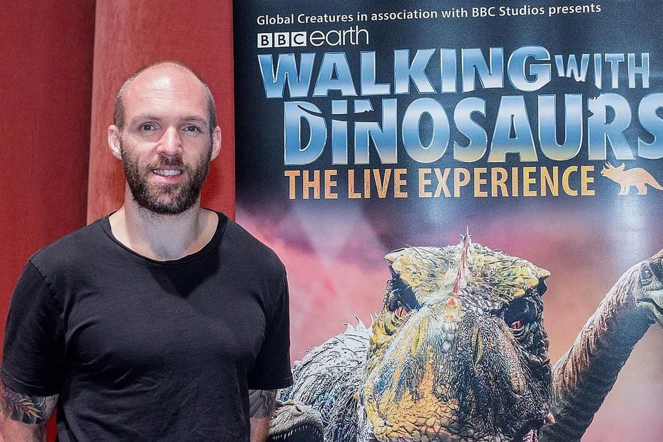 NEIL HOLMES: Bertukar kerjaya daripada jurulatih kecergasan kepada dalang dinosaur kerana inginkan cabaran yang lebih memperkasa staminanya. - Foto BH oleh NUR DIYANA TAHA