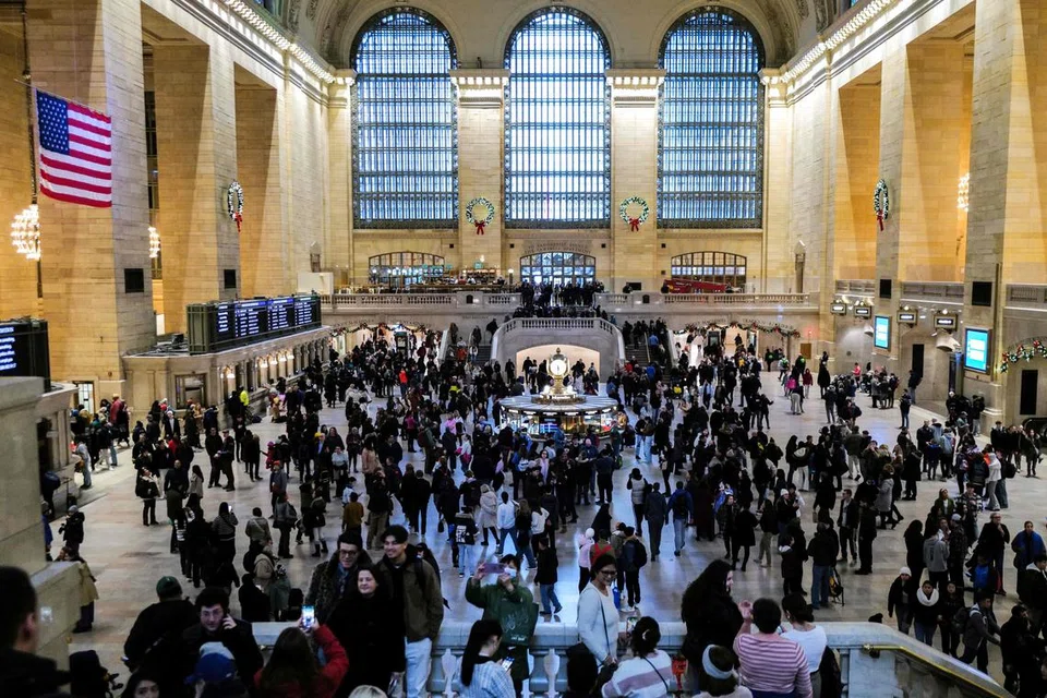 KES COVID-19 MENINGKAT: Para penumpang di stesen Grand Central di New York pada 27 Disember dalam perjalanan percutian sedang Amerika Syarikat menyaksikan kemasukan ke hospital telah mula meningkat baru-baru ini dipercayai ekoran jangkitan varian JN.1