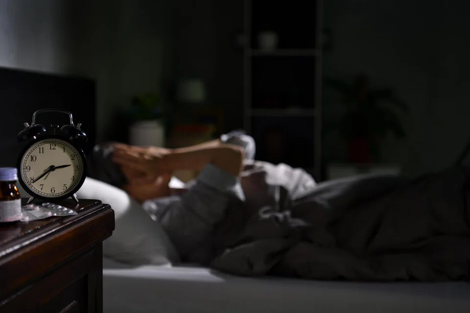RESAH: Seorang wanita berasa resah kerana sukar tidur malam atau terjaga pada waktu-waktu yang seharusnya mereka lena dibuai mimpi. 