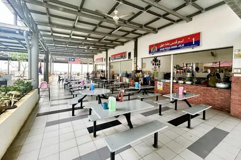 Cik Julia berkata beliau merindui suasana sibuk melayan pelanggan sebelum berpindah ke lokasi terbaru di Medan Selera Pantai Leka.