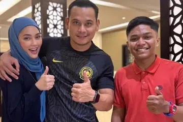 BERI KATA PERANGSANG: Fasha Sandha (kiri) yang ditemani suami, Aidil Aziz (tengah), memuji sikap penghantar makanan, Shahril Zakaria, yang tidak lari daripada kesilapan terlanggar kereta mewah dan baik budi pekertinya. - Foto INSTAGRAM FASHA SANDHA