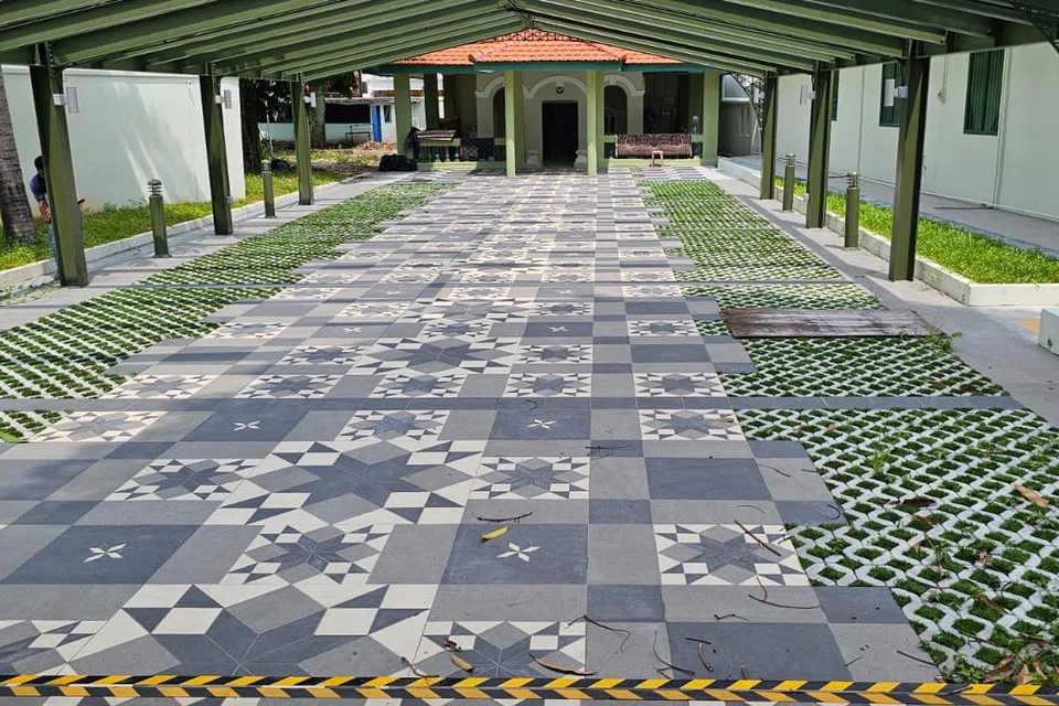 Pemasangan jubin baru ini juga telah menambahkan lagi keindahan di kawasan masjid ini. 