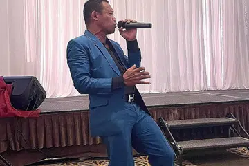 PENUH RANCAK: Othman Abdullah membawakan lagu 'Gerhana' dengan lincah dan padat.