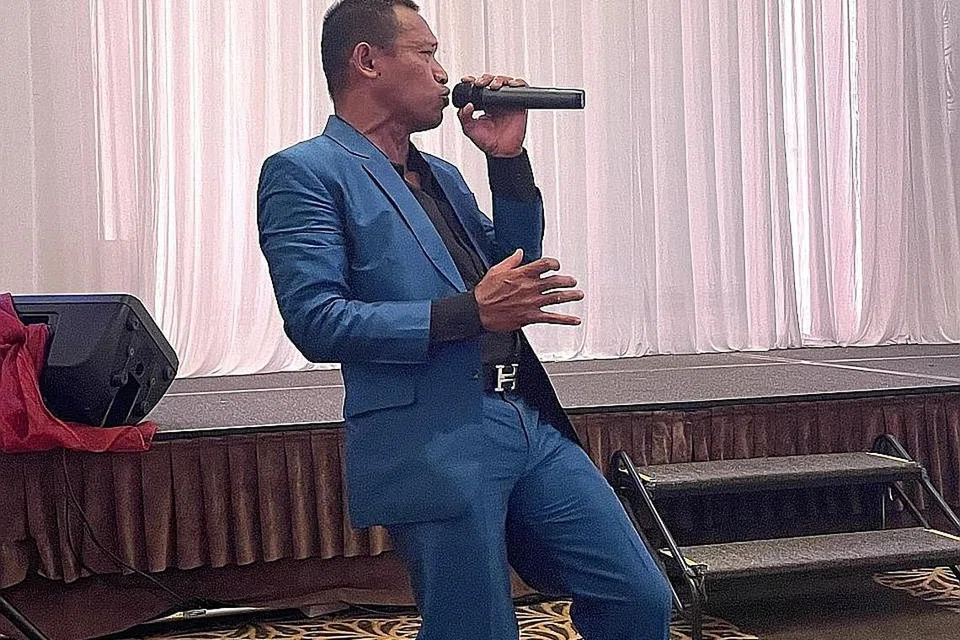 PENUH RANCAK: Othman Abdullah membawakan lagu 'Gerhana' dengan lincah dan padat.