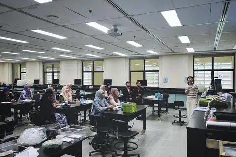 Guru-guru mata pelajaran Sains dari Johor mendengar penerangan tentang pengajaran makmal di Institut Pendidikan Nasional Singapura pada 9 April.