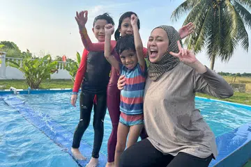 Penerbit dan pelakon, Fizah Nizam, bermain bersama anak-anaknya (dari kiri) Shibli, Sahara dan Shabib, ketika bercuti di Malaysia.