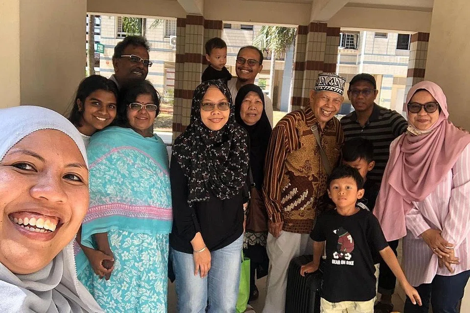 TEMU TEMAN DALAM KESUSAHAN: Cik Atiqah (depan) bersama keluarganya bersyukur bertemu dengan keluarga Encik Samy (belakang, kiri) dan satu lagi keluarga (tidak ada dalam gambar) yang menumpangkan mereka dari Johor Bahru ke rumah mereka di Tampines. - Foto ihsan ATIQAH HALIM
