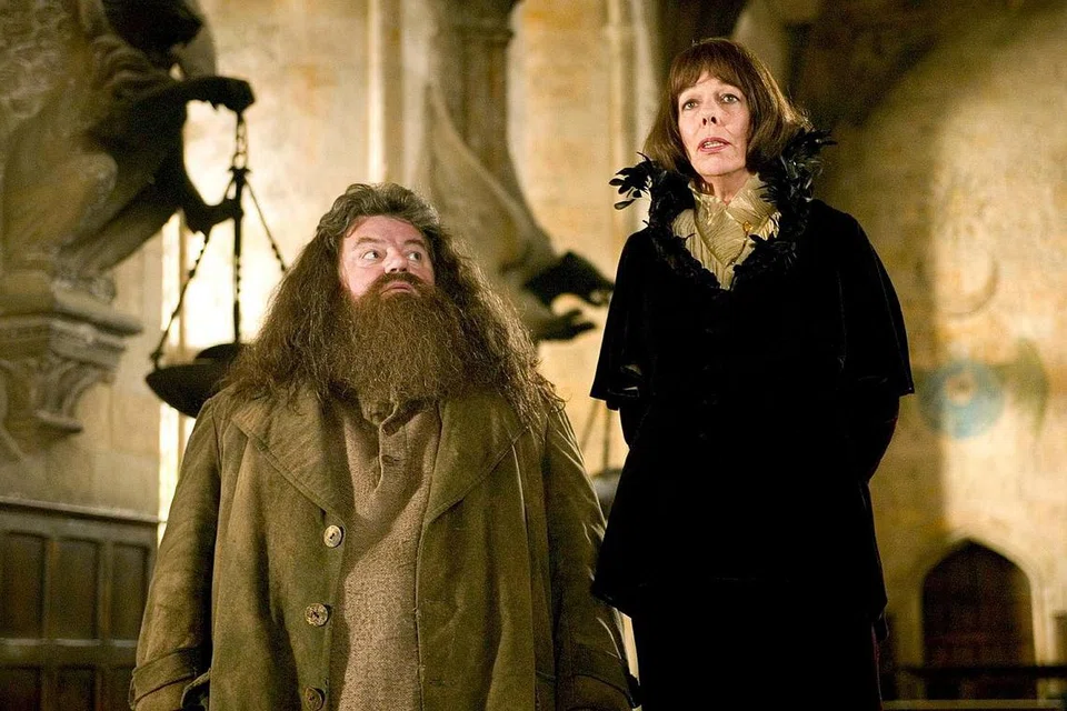 PERGINYA SEORANG SENIMAN: Pelakon warga Scotland, Robbie Coltrane, yang memegang watak 'Rubeus Hagrid', yang berbadan besar bagi filem bersiri 'Harry Potter' (gambar atas, kiri), meninggal dunia kelmarin pada usia 72 tahun. - Foto-foto REUTERS, WARNER BROS