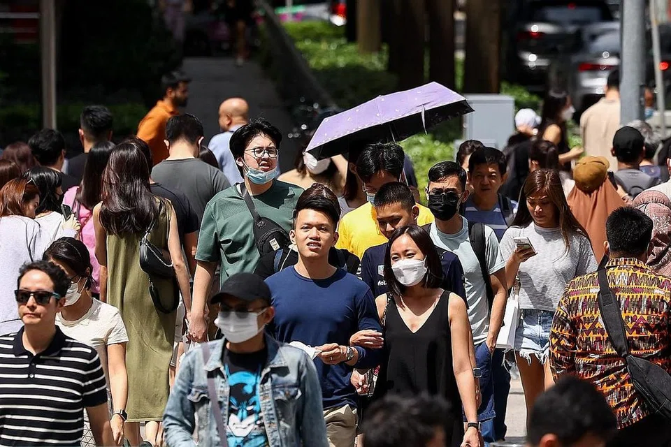 BUMI SEMAKIN PADAT: Kelihatan orang ramai bersesakan di kawasan membeli-belah Orchard Road baru-baru ini. Penduduk Singapura membentuk sebahagian daripada 8 bilion manusia yang menghuni Bumi ini, menurut perkiraan Pertubuhan Bangsa-Bangsa Bersatu (PBB) pada 15 November lalu. - Foto ZAOBAO