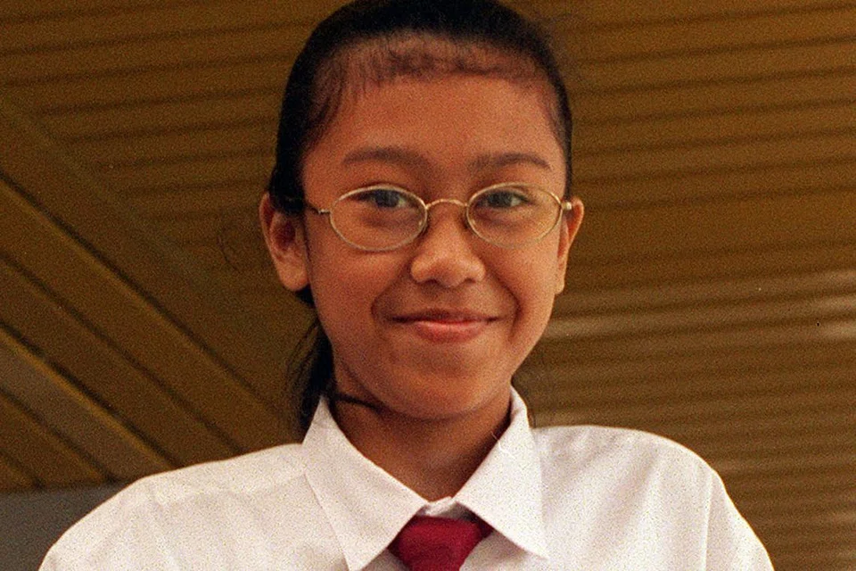 TIDAK KENAL ERTI PUTUS ASA: Cik Nor Azrina dalam foto yang tersiar di akhbar ini pada 1996 meraih Pingat Emas Olimpiad Matematik sewaktu di menengah dua aliran Normal, pencapaian yang tidak diduga setelah berulang kali gagal dalam subjek itu di sekolah rendah. - Foto fail
