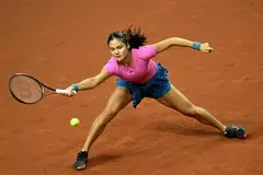 AZAM UNTUK KEMBALI: Bintang tenis Britain, Emma Raducanu, terkeluar daripada senarai 200 pemain terbaik dunia minggu lalu, namun berazam untuk kembali ke tahap sebelum ini setelah mula berlatih ekoran rentetan kecederaan.
